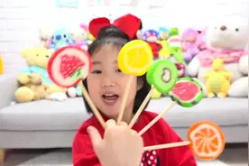 小萝莉和哥哥在一起吃超级无敌大的水果棒棒糖视频封面