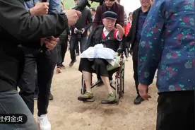 革命英雄时代楷模原村党支部书记朱彦夫回到家乡受到乡亲热情拥戴视频封面