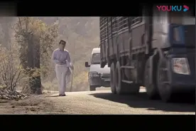 追凶者也：笨贼抢劫金店，抢的金链子一半能漂起来，还蹲几年牢视频封面
