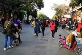 星期天的书店街真是人气旺，三家小吃店门口都大排长龙视频封面