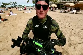 国外小伙沙滩寻宝，意外发现神秘宝箱，打开后令人激动不已！视频封面