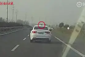 行车中孩子探出天窗被交警拦停 车主质问这也违法？遭“回怼”视频封面