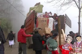 云南农村人家嫁女，大卡车装嫁妆，像搬家一样，搬运了好长时间视频封面