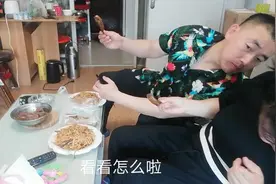 吃吃饭小秀和宝爸为何动作一致？是宝宝怎么了嘛？看后宝妈笑坏啦