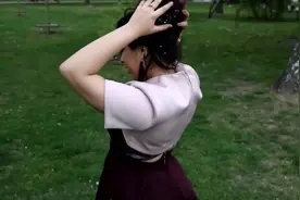女子头发又长又滑顺，披着长发的时候，美得像公主视频封面