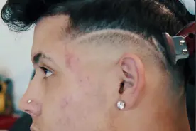 宅男小哥嫌两边头发太碍事了，铲清后，清爽之余又不失帅气！