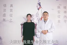 正确靠墙根方法解决脊柱问题，锻炼四肢、舒通气血、调理脏腑。