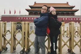 小董带怀孕老婆逛西单和天安门，合影留念，明年就要分居两地了视频封面