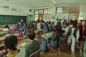 小姑娘正在教室，老师进来喊起立，不料只有小姑娘一人可以看到视频封面