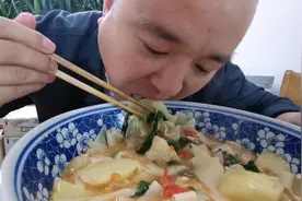 甘肃人家经常吃的面片子，这样做的，不仅好吃还养胃，一锅不够吃