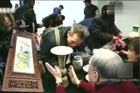 男子八年前天价入手鸡血石，找专家掌掌眼，估价万万没想到视频封面
