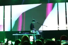 抖音超火曲目ShaunDJ成名曲《way back home》现场live开口跪MV