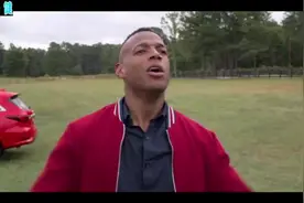 在牧场别穿“红衣服” 遇到牛就很难受！