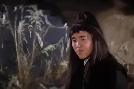 老头躲在庙里苦练20年修成金钟罩功夫，一出山一杆大旗荡平江湖视频封面