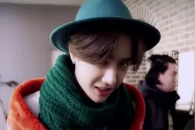 保镖大叔单手将王一博护在怀里，180的王甜甜格外小鸟依人！视频封面