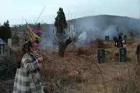 山东除夕习俗，上坟请年，鞭炮声此起彼伏，震耳欲聋视频封面