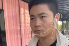 男子街边为陌生美女唱歌，开嗓瞬间被吓笑，这声音秒杀全网歌手了视频封面