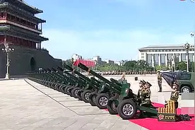 中国武警仪仗队扛枪出场，伴随着震耳的鸣炮声，正步整齐如一视频封面