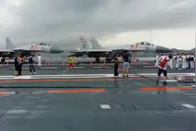 辽宁号航母在香港开放日活动，感受我们自己的航空母舰。
