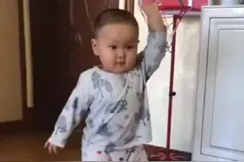 儿子被婆婆带了几天后，现在只要一听见音乐响，就不由自主的跳舞图片