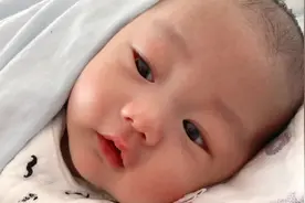 两个月的婴儿，发出猪一般的叫声，哼哼的，太可爱了！
