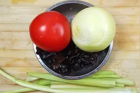1个西红柿，1把芹菜做出的汤，常喝能减脂瘦身，适合减肥的上班族
