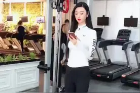 小伙在健身房遇到一位女巨人，为了和她比身高这样做，搞笑！视频封面