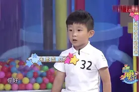 小男孩直言在家里爸爸是老大，而且太凶了，不过妈妈有妙招