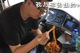 护士媳妇下班急急忙忙给公交老公送爱心晚饭,看着老公吃完才安心视频封面