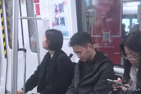 小伙地铁靠在美女肩上装睡，接下来会发生什么？视频封面