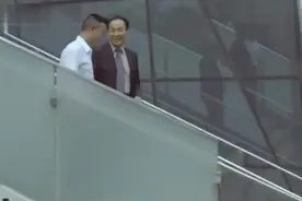 女婿给岳父安排工作，岳父以为是大公司的经理，不料原来是小保安视频封面