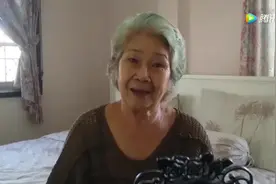 70岁外婆爱漂亮，给她化个妆，笑起来年轻了20岁视频封面