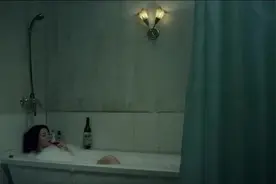 美女晚上屋里睡觉，总感觉有人压她身上，但每次睁眼人又消失不见视频封面