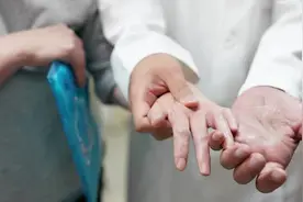 北京医生陶勇，复诊再遇为他挡刀患者家属，两只伤痕累累的手紧握视频封面