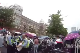中考当天，巢湖一中考点出现紧张而又温馨的一幕……图片