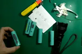 朋友的LED强光手电筒没有电池，教你怎么找18650锂电池，详细教程视频封面