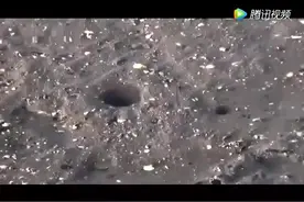 男子沙滩发现一个洞穴不停地冒水，挖开之后