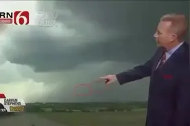 实拍乌云中的不明物体