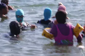 青岛：脸基尼大妈扎堆海水浴场洗海澡视频封面
