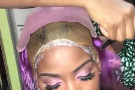 非洲女子发质不好，带个紫色假发，摇身变气质美女