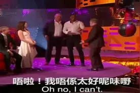拳王玩打拳机一拳就爆分，不愧是拳王！