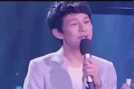 何老师不但主持牛班 歌唱得也不是一般人能比的，百听不厌