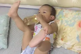 宝宝睡觉前就喜欢拿着奶瓶，这个习惯改不了，太皮了视频封面