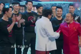 成家班四十年，几代成家班同台，成龙毫不知情，众人感动落泪！视频封面