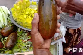 印度街头热卖的红皮黄瓜，网友：黄瓜还能长成这样？