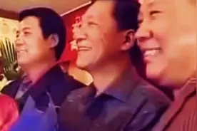 郭德纲2004年：拜侯耀文为师：现场好多相声演员视频封面