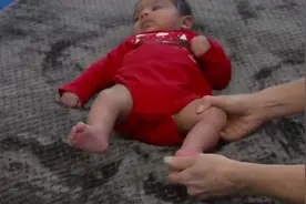 宝宝腿总绷直肌张力过高？可以学习这个按摩手法，别不信！视频封面