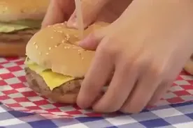 国外恶搞 活蹦乱跳的蟑螂在汉堡旁边出现，顾客还敢吃吗？