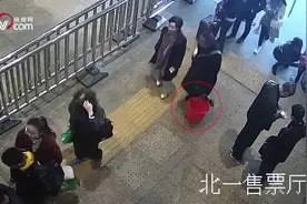 旅客携甲鱼进站乘车被安检拦下 铁路乘车宠物禁限令你知道吗视频封面