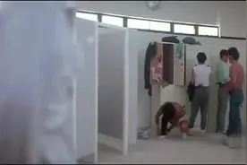 警察电梯里有人放臭屁，大家互相怀疑，开始抓内鬼视频封面